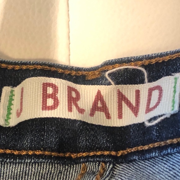 J Brand | 811 Mid-Rise Skinny in Dark Wash size 26 - Picture 4 of 6